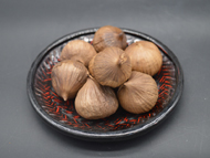 Black garlic manufacturers introduce black garlic, which old people love to eat, how effective is it?